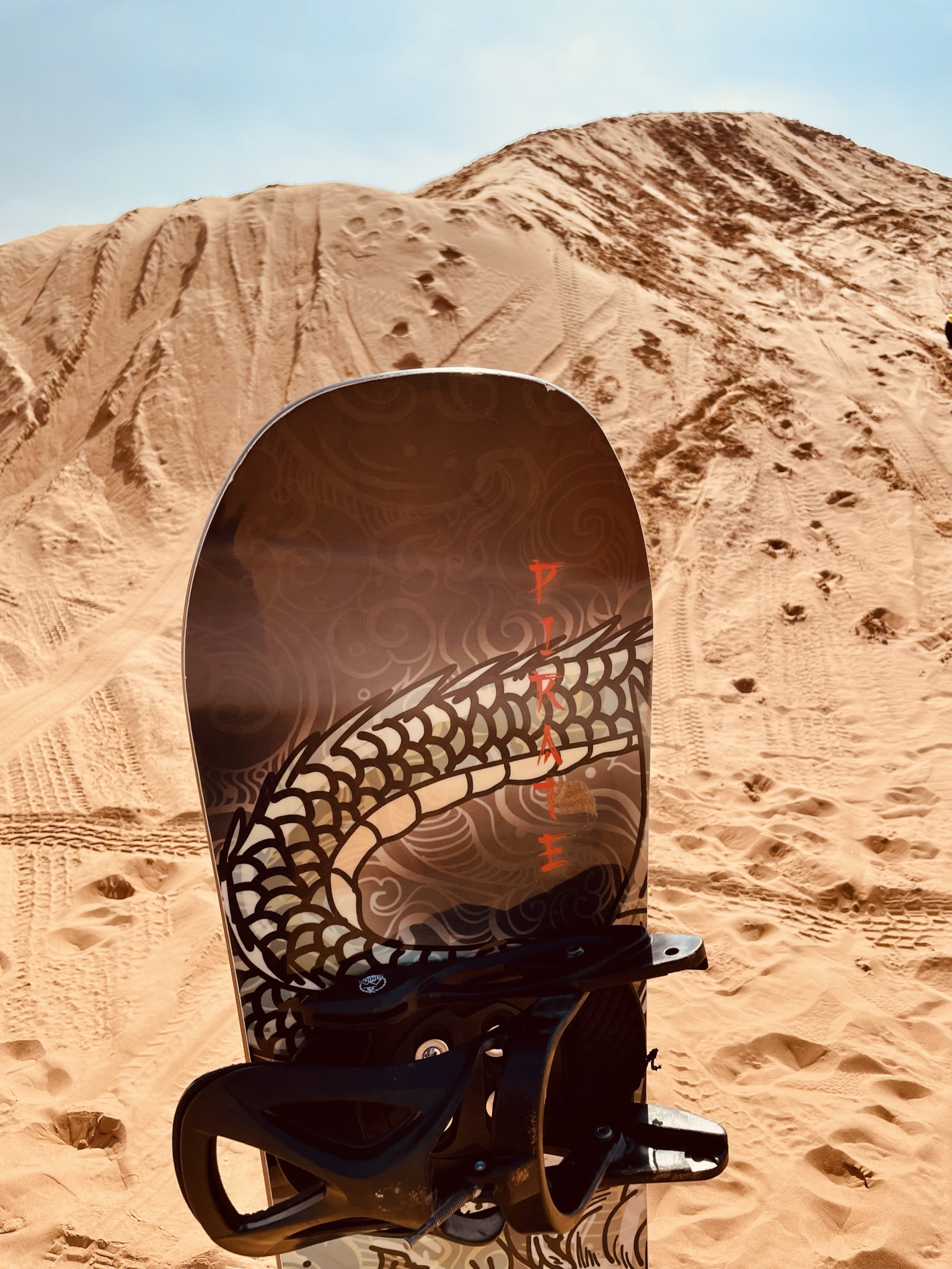 Sandboarding in den roten Dünen Dubais